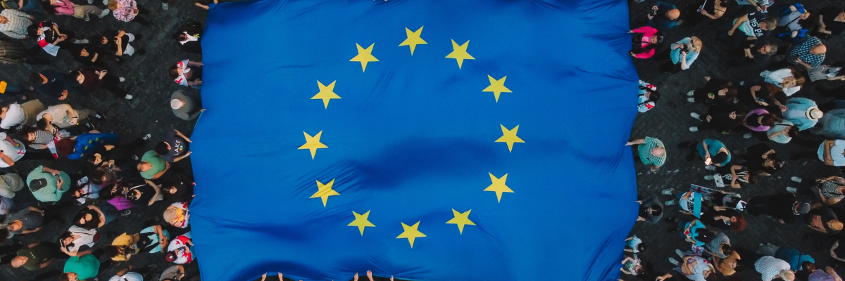 Ενίσχυση ανθεκτικότητας των δημοκρατικών αξιών της ΕΕ μέσω της ενδυνάμωσης της ελευθερίας της έκφρασης και της προστασίας της δημοσιογραφίας.